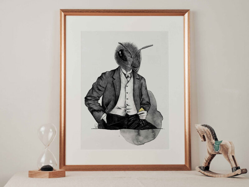 Un quadretto con un'illustrazione di un uomo ape vestito elegantemente che stringe un limone. Accanto alla cornice che poggia su un piano una clessidra e un cavallino di legno