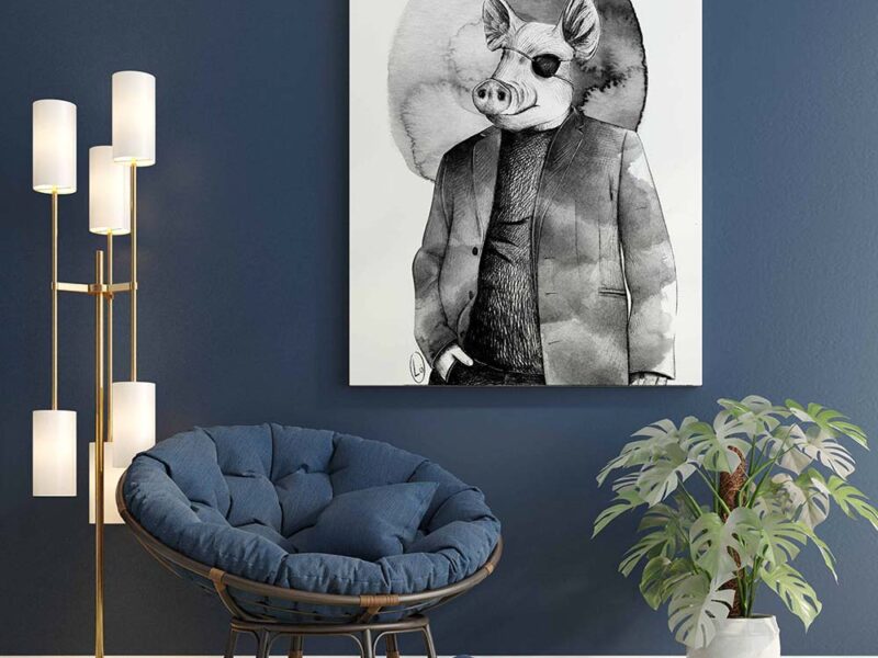 Un quadro su di una parete blu che raffigura un maiale antropomorfo con una benda sull'occhio. Nella stanza ci sono una lampada, una poltrona con cuscino blu e una pianta.