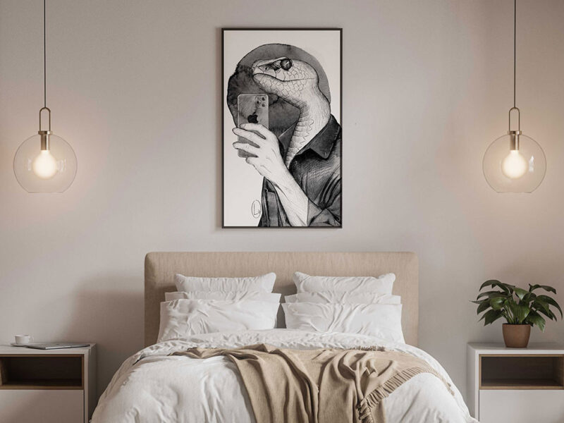 Un quadro con cornice nera posto al di sopra di un letto dai toni chiari; raffigura un serpente antropomorfo con un iphone in mano che si scatta un selfie.